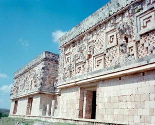 Esikolumbialainen sivilisaatio: näkymä Uxmalin muinaisen mayapääkaupungin paikalle, Puuc-tyyliin. Pohjois-Yucatan 600-900 jKr: ennustajan pyramidi. Meksiko