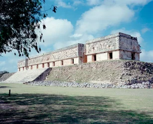 Esikolumbialainen sivilisaatio: näkymä Uxmalin muinaisen mayapääkaupungin paikalle, Puuc-tyyliin. Pohjois-Yucatan 600-900 jKr: ennustajan pyramidi. Meksiko