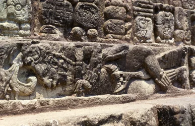 Hieroglyphic Stairwayn portaiden vanki, Copan, myöhäisklassinen aika (600-900) n. 760 jKr.