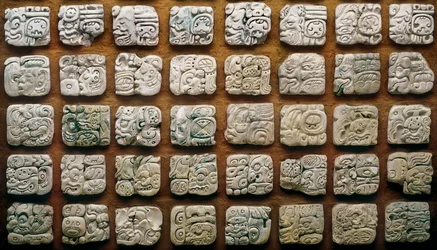 Maya-kalenteri (320-1697), joka koostuu erilaisista kuvioista (kaiverretuista kivistä)