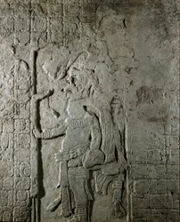 Mayalainen taide: paneeli n. 1 Maya-alueelta El Cayosta (600–800), joka edustaa hahmoa, jota ympäröi hieroglyfikirjoitus tähtitieteellisiin laskelmiin viitaten. Yksityinen kokoelma