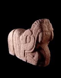 Esikolumbiaaninen taide, mayasivilisaatio, klassinen kausi: käärmeenmuotoinen kivinen tappi, jonka suu on ammollaan, Escuintlasta Guatemalasta. Mitat: k. 85 x 121 cm. Guatemala, Museo Nazionale di Archeologia e Etnologia