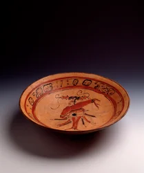 Esikolumbiaaninen taide, mayasivilisaatio, klassinen kausi: kolmijalkainen maalattu savimaljakko. Peténistä Guatemalasta. Mitat: k. 7,7 x halk. 35,2 cm. Guatemala, Museo Nazionale di Archeologia e Etnologia