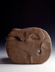 Esikolumbiaaninen taide, mayakulttuuri, klassinen kausi: veistetystä kivestä tehty zoomorfinen kirves, joka esittää peuran päätä. Mitat 26,5 x leveys 19,5 cm. Guatemala, Museo Nacional de Arqueología y Etnología