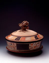 Esikolumbiaaninen taide, mayakulttuuri, varhaisklassinen kausi: jaguaarinpäällä koristeltu kannellinen saviruukku. Tikalista, Guatemalasta. Mitat: korkeus 26,5 x leveys 31 cm. Guatemala, Museo Nacional de Arqueología y Etnología