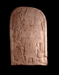 Esikolumbiaaninen taide, mayasivilisaatio, myöhäisklassinen kausi: kivipaasi Machaquilásta, Peténistä, Guatemalasta. Guatemala, kansallinen arkeologian ja etnologian museo