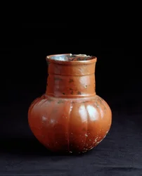 Esikolumbiaaninen taide, mayakulttuuri, jälkiklassinen kausi: saviruukku. Los Cerritosista, Chicajista, Quichéstä, Guatemalasta. Korkeus 17,5 x halkaisija 9 cm. Guatemala, Museo Nacional de Arqueología y Etnología