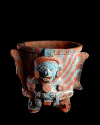 Prekolumbialainen taide, mayojen sivilisaatio, jälkiklassinen aika: kolmijalkamaljakko, jossa on pää koristeltu savisuitsuke. Nebajista, Quichestä, Guatemala Sunista. h. 25 x leveys 23,8 cm Guatemala, Museo Nazionale di Archeologia e Etnologia - Esikolumbi