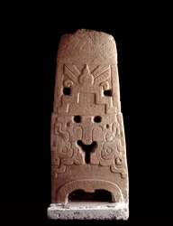 Esikolumbiaaninen taide, mayasivilisaatio, esiklassinen kausi: jumaluuden tyylitellyllä naamiolla koristeltu kivisteela. 600-1100 jaa., Sacatepéquezista, Guatemalasta. Korkeus 103 cm. Guatemalan kaupunki, Museo Nacional de Arqueología y Etnología