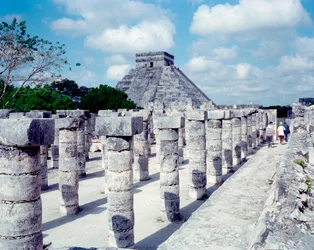 Esikolumbialainen sivilisaatio: näkymä Chichen Itzan paikalle Yucatanin alueella. Mayojen sivilisaatio, klassinen aika ja mayojen renessanssi, 750-1200 jKr. Meksiko