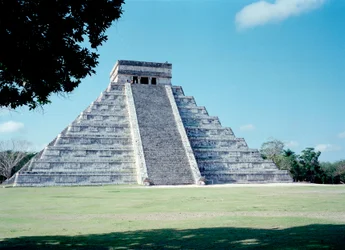 Esikolumbialainen sivilisaatio: näkymä Chichen Itzan paikalle Yucatanin alueella. Mayojen sivilisaatio, klassinen aika ja mayojen renessanssi, 750-1200 jKr. Meksiko