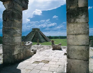 Soturien temppeli ja Kukulkanin pyramidi (eli linna) Chichén Itzássa (Yucatán, Meksiko). Esikolumbiaaninen arkkitehtuuri, mayojen jälkiklassinen taide (1100-luku)