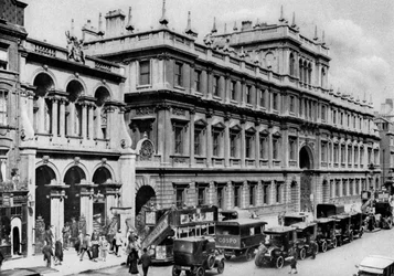 Burlington Arcaden sisäänkäynti ja Royal Academyn talo, Piccadilly, 1926-1927.