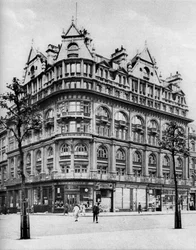 Strand-rakennus, jossa toimii Thames Conservancyn toimisto, 1926-1927.