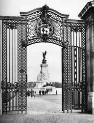 Takorautaportit, Buckinghamin palatsi, Lontoo, 1926-1927.