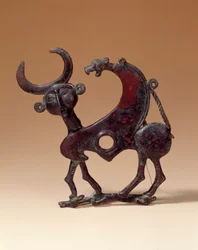 Oriental Antiquities: pronssinen leukalevy, joka kuvaa androcefaalista hirviötä, joka tallaa hirviötä. Luristanista. 750 eaa. Pariisi, Louvre-museo