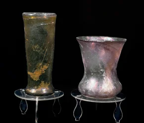 Barbaarinen sivilisaatio: merovingiajan lasipikareita. 6.-7. vuosisata. Strasbourg, Palais Rohanin arkeologinen museo
