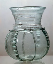 Merovingiajan taide: Charmoyn lasi. Gallia, 500-luku. Kansallinen arkeologinen museo, Saint-Germain-en-Laye