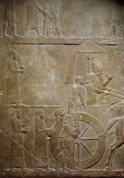 Mesopotamia: Eelamin kampanja: Assurbanipal tankissaan ja elamilaiset vangit. Matala kohokuvio albasterista kuningas Assurbanipalin (tai Ashurbanipalin) palatsista (668-627 eKr.). 645 eaa. Niinivestä. Pariisi, Louvre-museo
