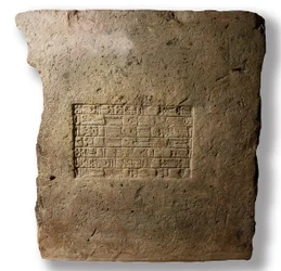 Tiili, johon on kaiverrettu kuningas Nebukadnessar II:n nimi, Babylon, noin 604-561 eKr. (savi)