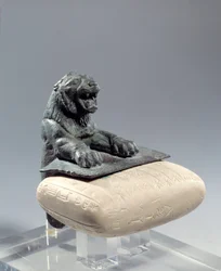 Pronssileijona pitelee säätiötaulua hurrien kielellä, kirjoitettu aakkosjärjestyksessä. Pohjois-Syyriasta. 2150 eaa. Pariisi, Louvre-museo