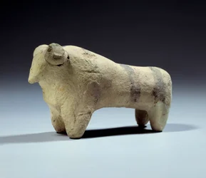 Medopotamie: terrakottahärkäpatsas maalatuilla nauhoilla. Obeid-kausi (5000-4000 eKr.) 4700-4200 eKr. Pariisi, Louvre-museo