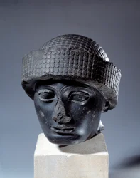 Mesopotamia: pää dioriitissa ilman tekstiä Gudeasta, Lagashin kaupungin kuvernööristä. Noin 2120 eaa. Uussumerilainen aika (noin 2150-2000 eKr.). Pariisi, Louvre-museo