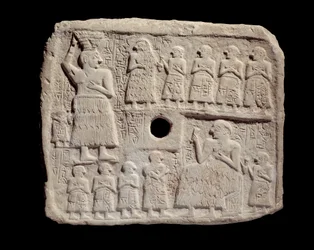 Mesopotamia: kalkkikivinen matalareliefi, joka esittää Ur-Nanshea, Lagashin kuningasta. Sumerilainen kausi. Tellosta, Pariisi, Musée du Louvre - Muistoreliefi, joka liittyy Ur-Nanshen, Lagashin kuninkaan, toteuttamaan uskonnollisen rakennuksen