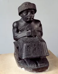 Mesopotamia: Ningishzida-jumalan patsas, joka esittää istuvaa Gudeaa, Lagashin ruhtinasta. Uussumerilainen kausi (n. 2150-2000 eKr.). Pariisi, Louvre