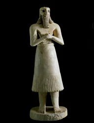 Mesopotamialainen taide: parrakkaan miehen (tai Abu-jumalan) pienoisveistos. Kipsistä, bitumista ja simpukankuoresta tehty veistos, 3. vuosituhat eaa. Tell Asmarista (Esnunna Mesopotamiassa). Mitat: 72 cm. Bagdadin museo, Irak