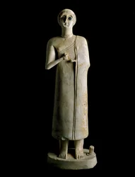 Mesopotamialainen taide: naisen tai jumalattaren pienoisveistos. Terrakotta, 3. vuosituhat eaa. Tell Asmarista (Ešnunna Mesopotamiassa). Korkeus 59 cm. Bagdadin museo, Irak
