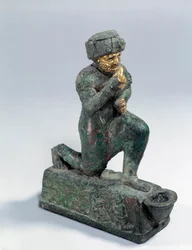 Mesopotamia: Hopeaa, pronssia ja kultaa oleva polvistuvan palvojan patsas, omistettu Amurru-jumalalle Hammurabin elämästä. 1800 eaa. Larsan sivuilta. Pariisi, Louvre-museo