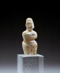 Mesopotamia: naisellinen albasteripatsas Tell es Sawwanin hautausmaalta. 5800-5500 eaa. Pariisi, Louvre-museo