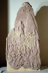 Mesopotamia: Naram-Sinin voittoa kuvaava punaisesta hiekkakivestä tehty steela. Akkadin kausi (noin 2350-2200 eKr.). Akkadista. Pariisi, Louvre