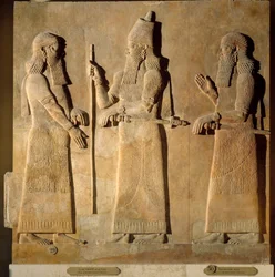 Itämaiset muinaisesineet: yksityiskohta alabasterireliefistä, joka esittää Sargon II:ta antamassa käskyjä korkealle virkamiehelle, Sargon II:n eli Assyrian kuninkaan Šarrukinin palatsista Khorsabadissa (Khunsabad) (Mesopotamia), Irak. 722-705 eKr.