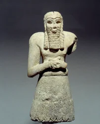 Itämaista antiikkia: prinssi Ginakille vannottu patsas orantin kalkkikivestä. Mesopotamia. 2750 eaa. Aurinko 0,26 m Pariisi, Musee du Louvre