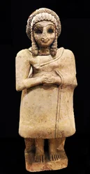 Yksinkertaiseen mekkoon pukeutuneen naispuolisen palvojan patsas, Khafadža, Mesopotamia, noin 2650-2550 eKr.