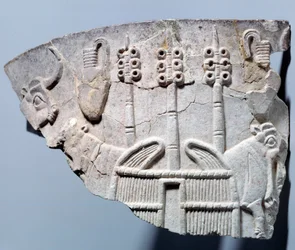 Mesopotamia: kohokuvioinen tallikohtaus urukin tyyliin veistetyllä maljakon fragmentilla. Sumerin alue. 3300 eaa. Pariisi, Louvre-museo