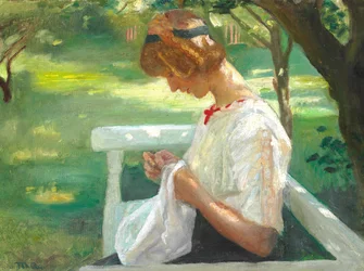 Ella Saxild ompelee puutarhassa kesäpäivänä.