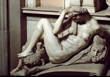 Yön allegoria. Giuliano de Medicin mausoleumi. Marmori veistos
