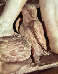 Giuliano de Medicin hauta 1478-1516 yksityiskohta pöllöstä Yön jalan alla, 1520 marmori