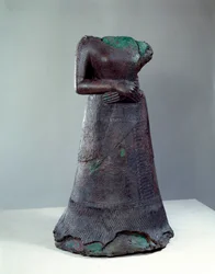 Elamilainen sivilisaatio: kuningatar Napir Asun pronssipatsas, jossa on elamilainen piirtokirjoitus. 1250 eaa. Susan löytöpaikalta, Iranista. Mitat 1,29 x 0,73 m. Pariisi, Musée du Louvre