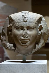 Kuninkaan pää, mahdollisesti Seankhkare Mentuhotep III, noin 2000-1988 eaa. (kalkkikivi)