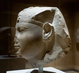 Kuninkaan pää, mahdollisesti Seankhkare Mentuhotep III, noin 2000-1988 eaa. (kalkkikivi)
