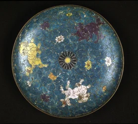 Levy kupari- ja cloisonne-emalilla, Ming-kausi (1368 - 1644).