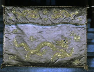 Silkkikangas, jossa kultaaiheiset lohikäärmeitä kuvaavat Ming-ajan (1368 - 1644).