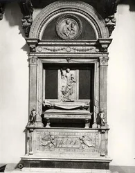 Monumentti kreivi Ugolle (k. 1001) Toscanan markgraveille (marmori) (m/v kuva)