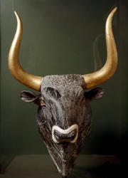 Minolainen taide: rhyton eli rhyton eli rhyton (seremoniallinen astia), joka on härän pään muotoinen, Knossoksen pienestä palatsista Kreetalta. 1550-1500 eKr. Iraklion, arkeologinen museo - Minolainen taide: häränpään muotoinen rhyton (seremoniallinen
