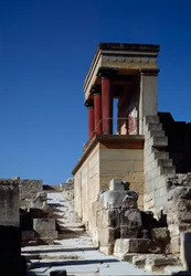 Minolainen taide: näkymä kuningas Minoksen palatsin pohjoisesta sisäänkäynnistä Cnossoksessa (Knossos). 1600-1400 eaa. Kreeta