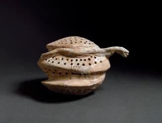 Art egeen: hunajakennon ja käärmeen muotoinen keraaminen maljakko. Cnossoksesta (Knossos). 1700-1450 eaa. Heraklion, arkeologinen museo